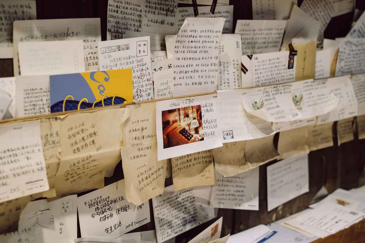 贴满手写便签与信件的墙面